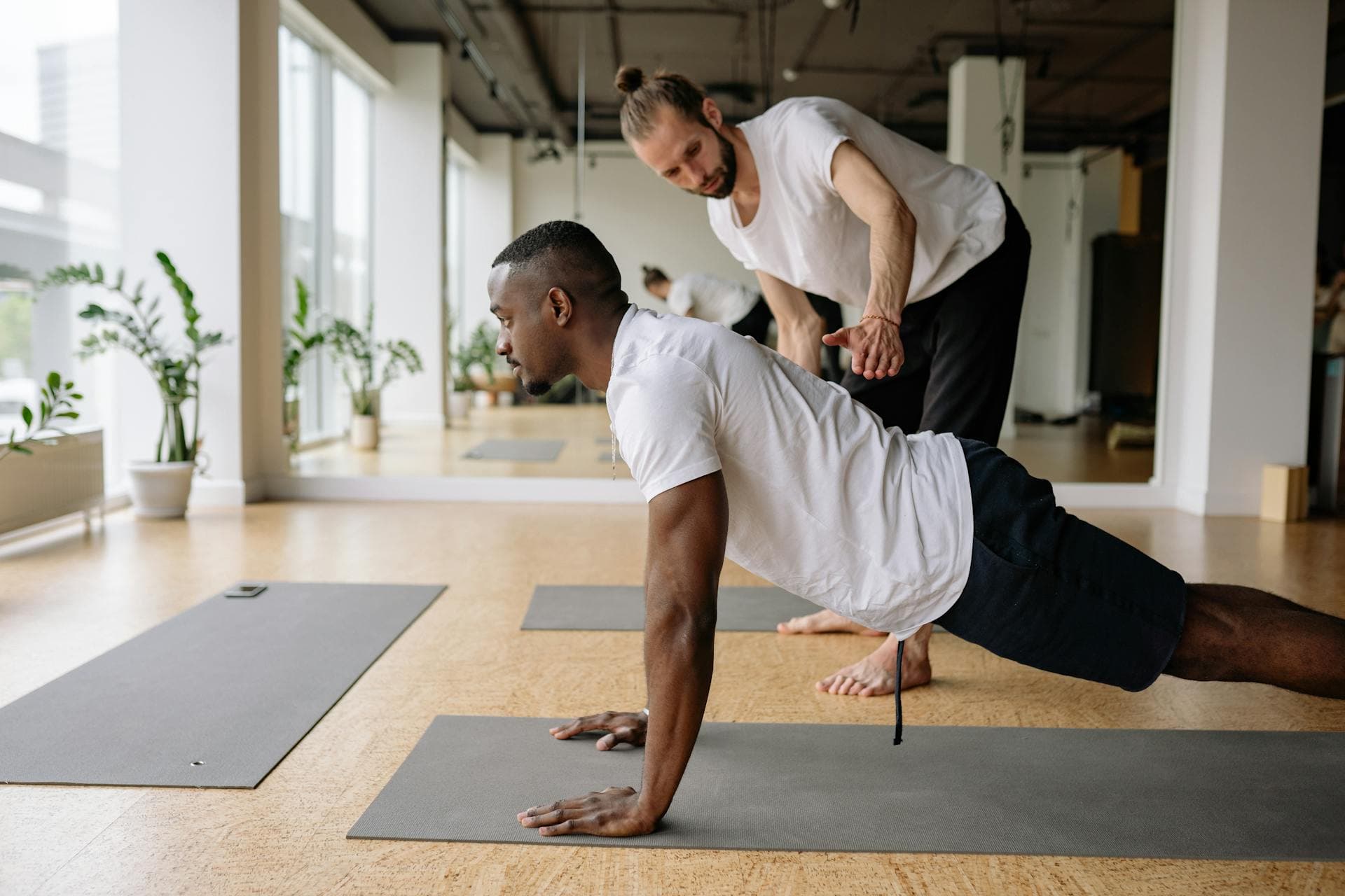 Yoga în studio cu instructor